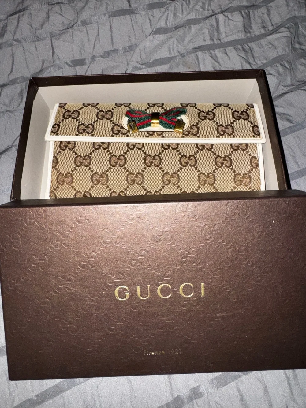 Gucci Beige GG Canvas Crossbody Bag with Green-Red Bow and Gold Chain - Picture 12 of 13
